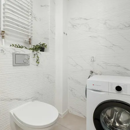 Przytulne Z Pralka Niedaleko Muzeum Wlokiennictwa W Lodzi By Renters
